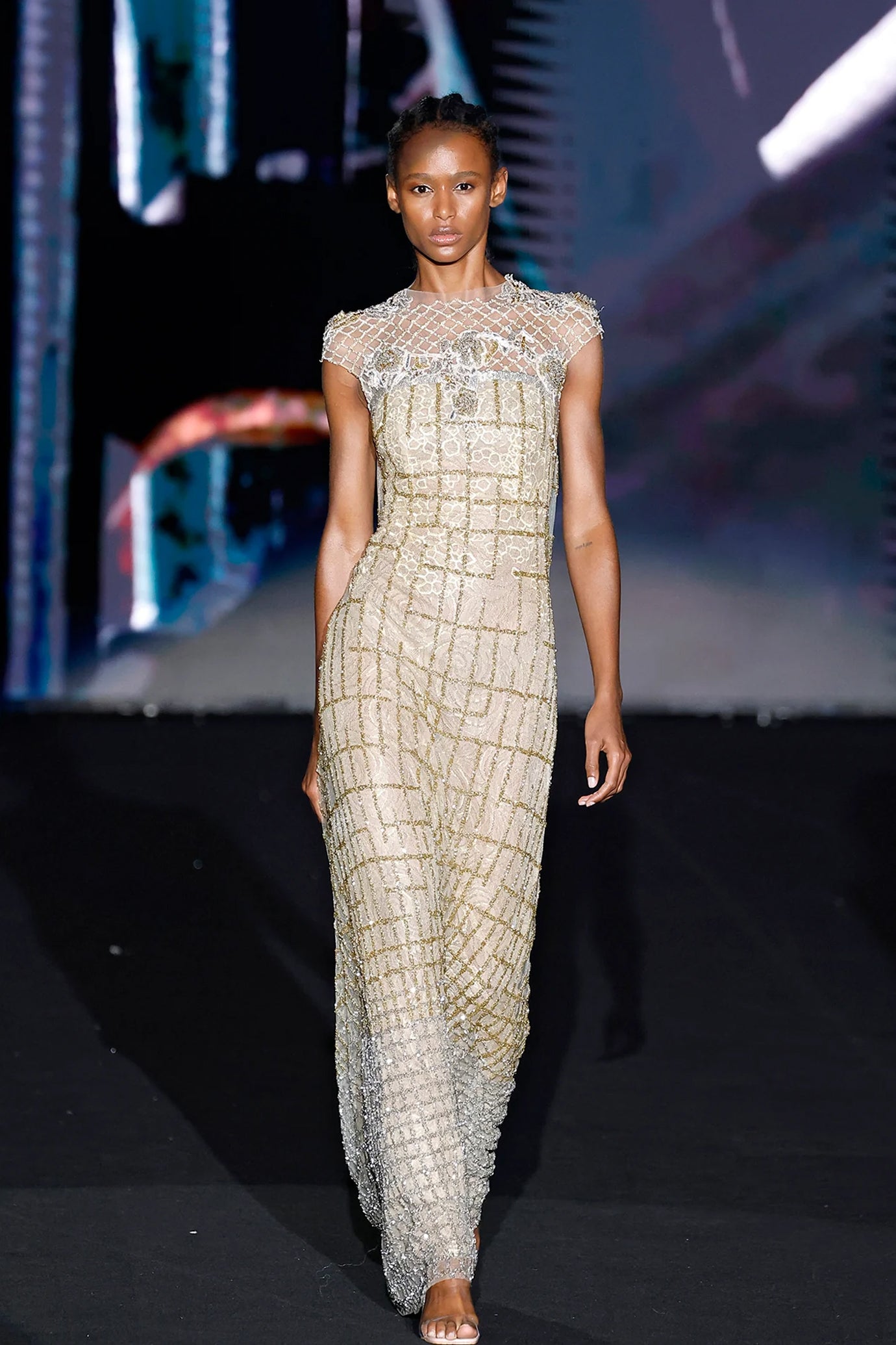 Full-Length Sleeveless Dress Featuring a Close-Fitting Silhouette