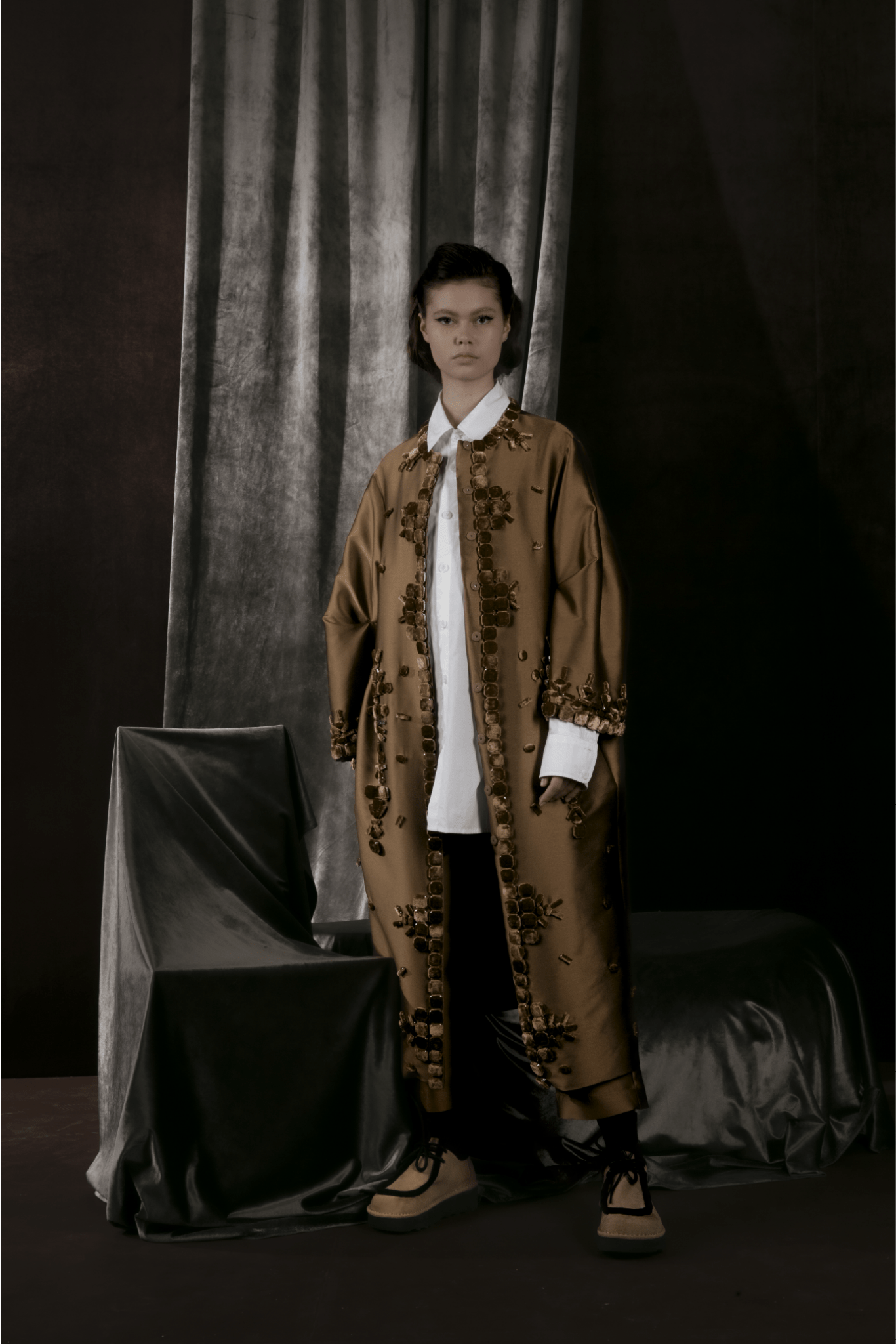 Hayzel Taffeta Coat - ALBOUSHIYA - district 5 - dubai - riyadh - abaya - dresses - designers - evening wear - luxury - elegance - craftsmanship - gowns - cocktail dresses - collections - georges