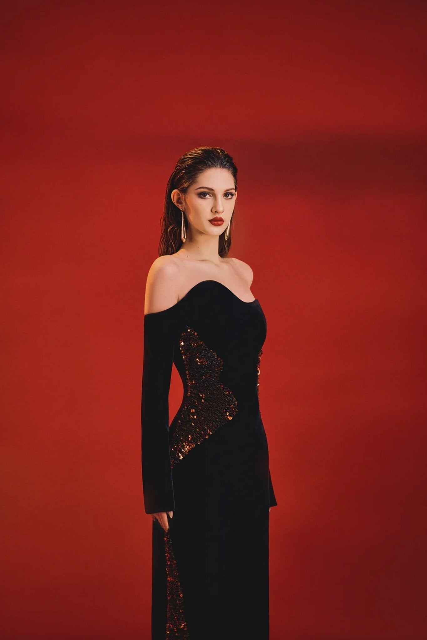 Wavy Embellished Straight Dress - ALBOUSHIYA - district 5 - dubai - riyadh - abaya - dresses - designers - evening wear - luxury - elegance - craftsmanship - gowns - cocktail dresses - collections - georges